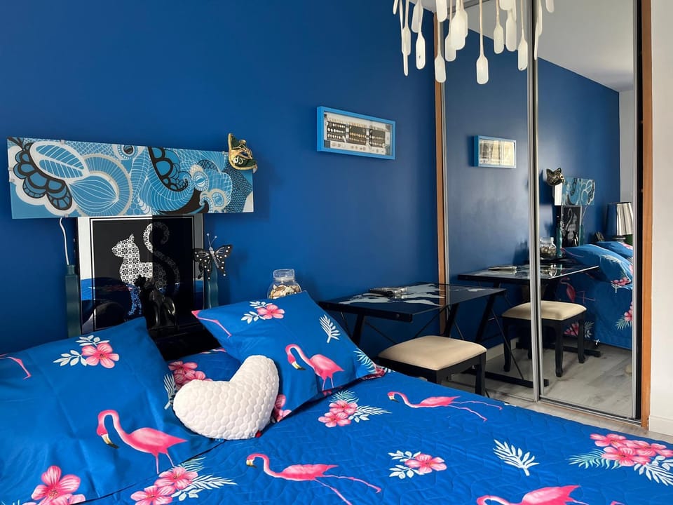 Photo of the whole room, Bedroom, storage, towels
