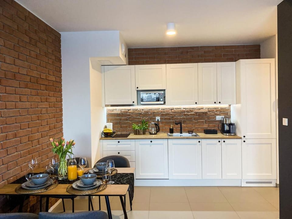 Coffee/tea facilities, Kitchen or kitchenette, Food and drinks, Dining area, Food, Area and facilities, hair dresser, minibar, stove