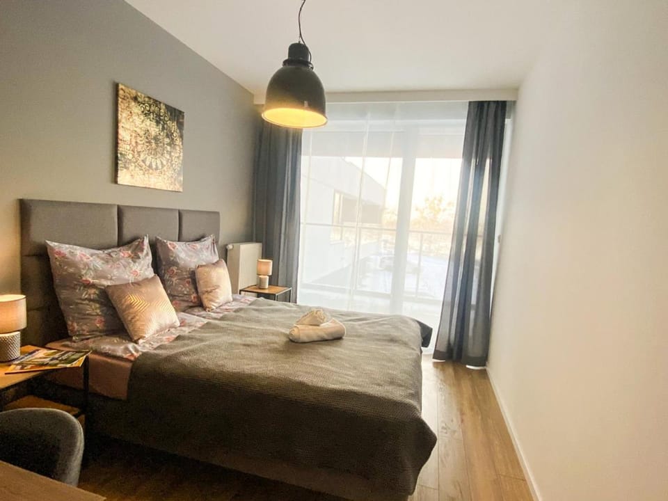 Bed, View (from property/room), Balcony/Terrace, Photo of the whole room, Decorative detail, Seating area, Bedroom, City view, Area and facilities, Quiet street view, locker, towels