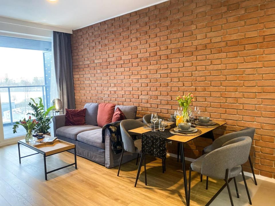 TV and multimedia, View (from property/room), Balcony/Terrace, Decorative detail, Seating area, Dining area, On site, City view, Area and facilities, Quiet street view, hair dresser, locker