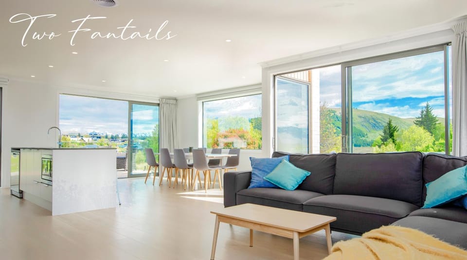 View (from property/room), Living room, Dining area, Garden view, Lake view, Mountain view