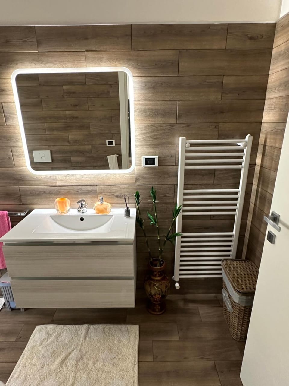 Bathroom, towels