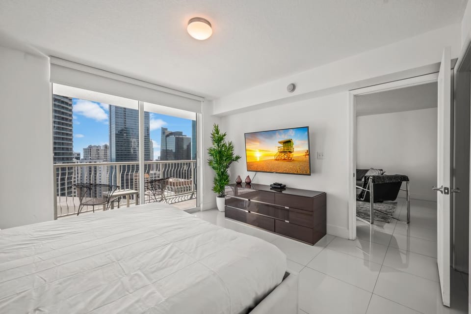 Photo of the whole room, City view