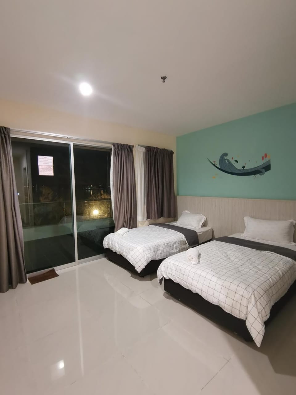 Photo of the whole room, Bedroom