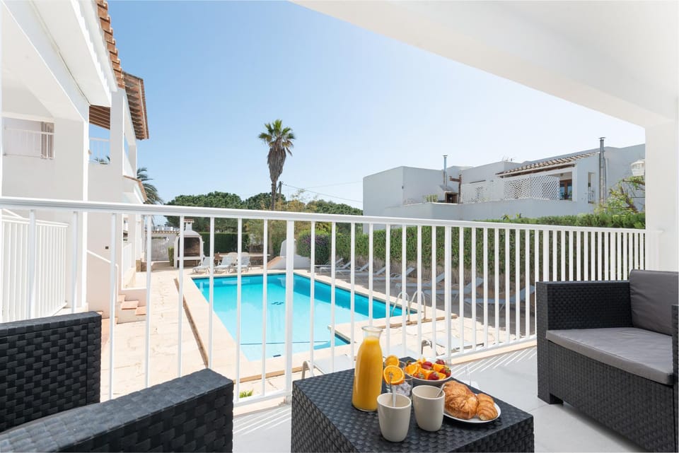 Property building, Balcony/Terrace, Swimming pool