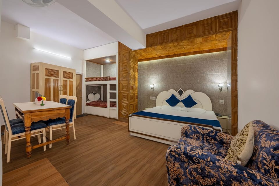 Bed, Photo of the whole room, Seating area, Dining area