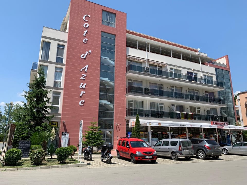 Facade/entrance