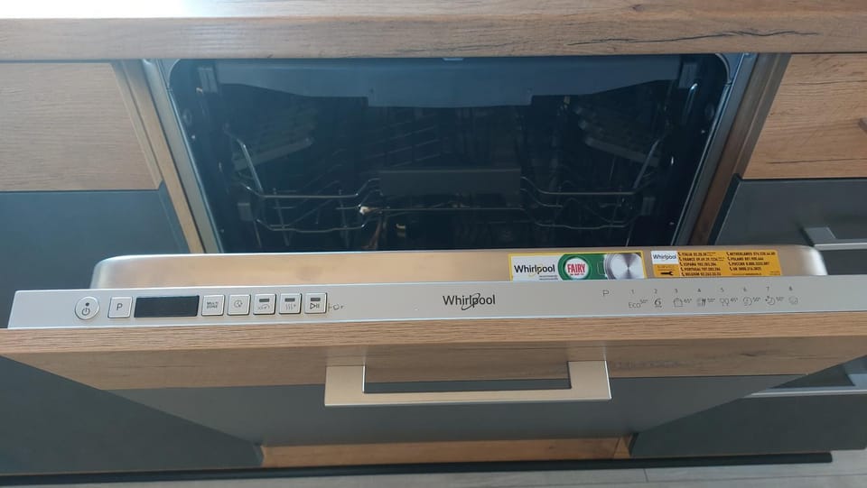 Kitchen or kitchenette, dishwasher