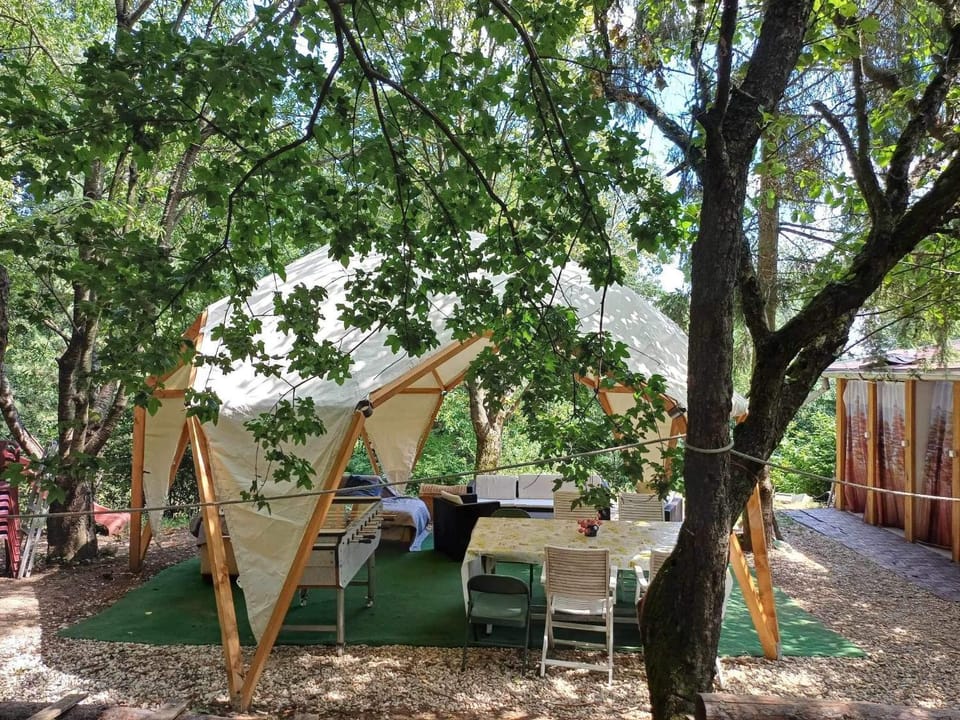 Jurta az erdő mellett dézsával-KERESZ-TANYA Luxury tent in Hungary