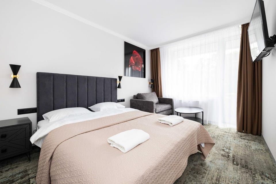 Bed, TV and multimedia, Photo of the whole room, Bedroom