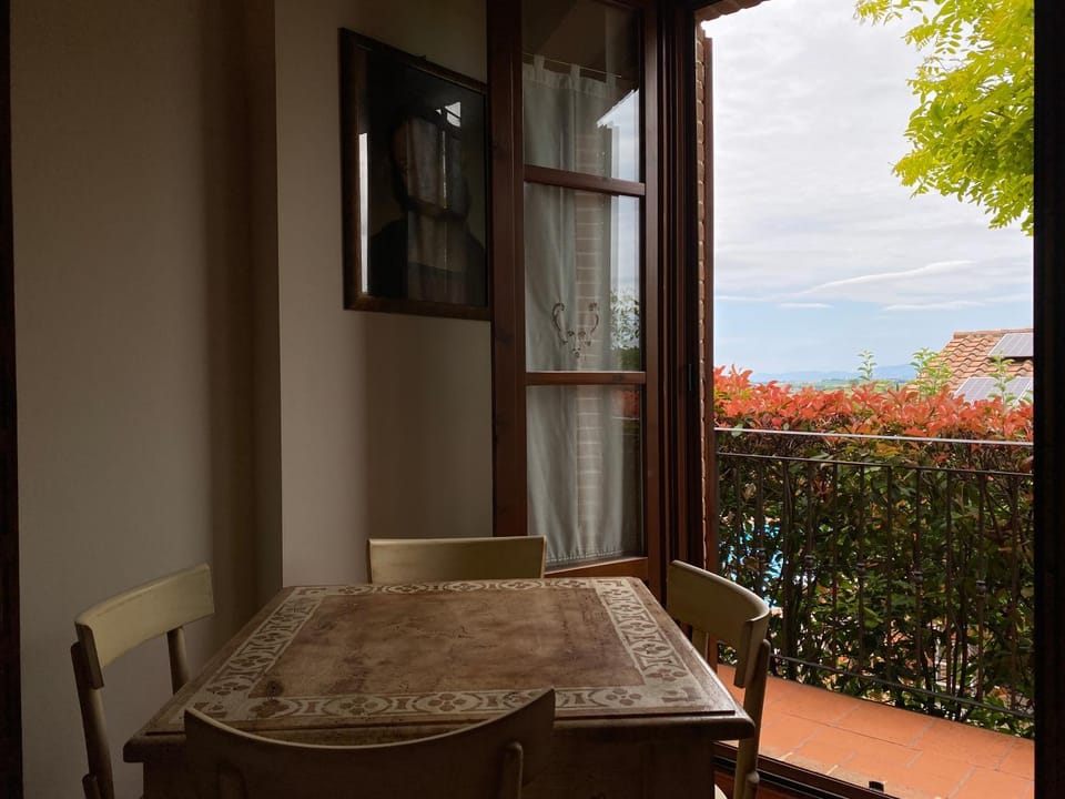 Day, Dining area
