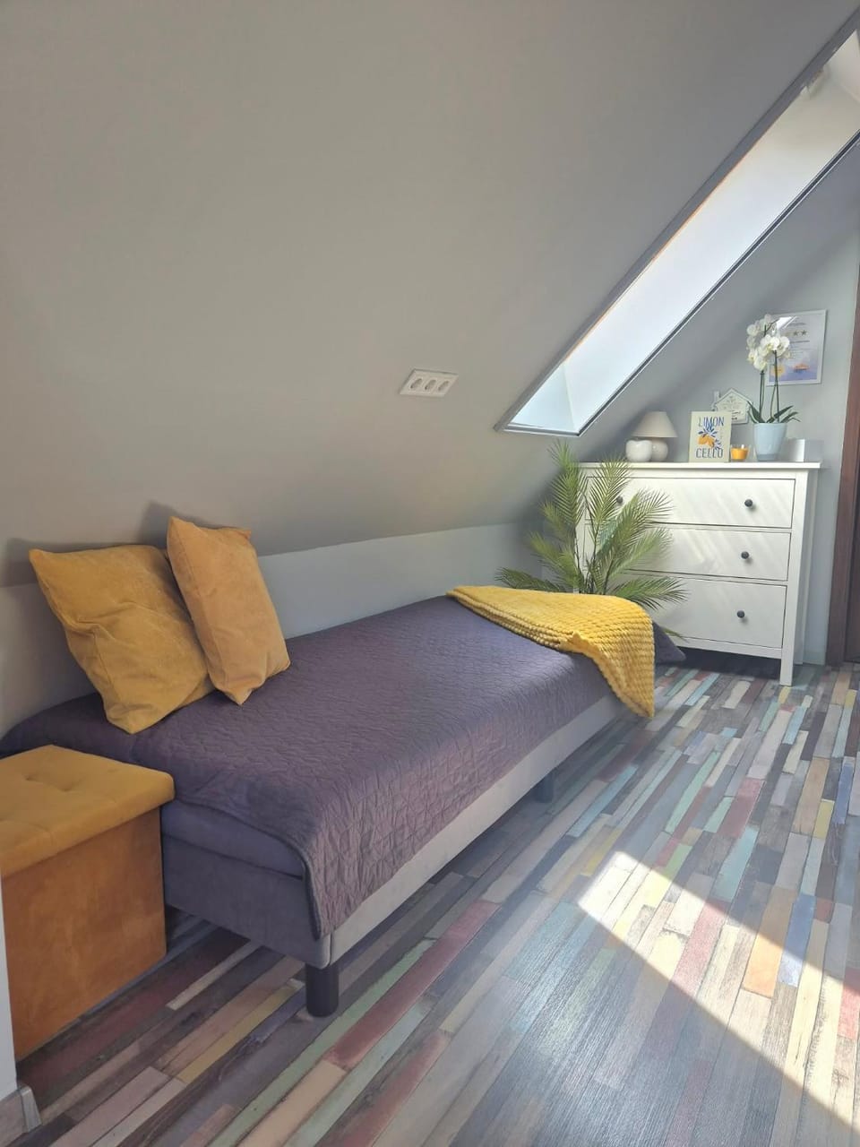 Bed, Living room