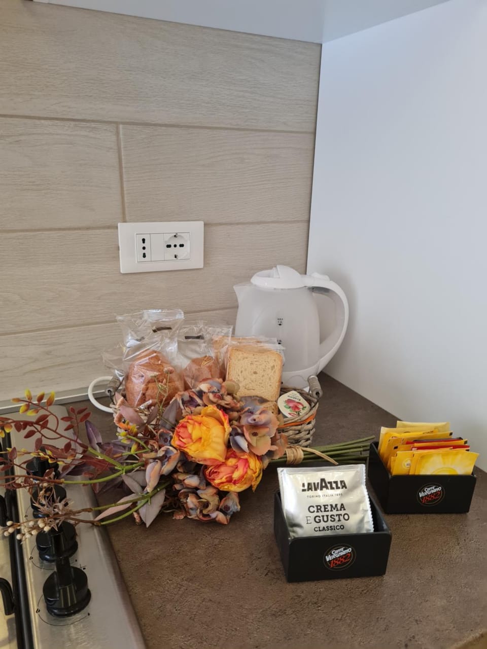 Coffee/tea facilities, Kitchen or kitchenette, Food and drinks