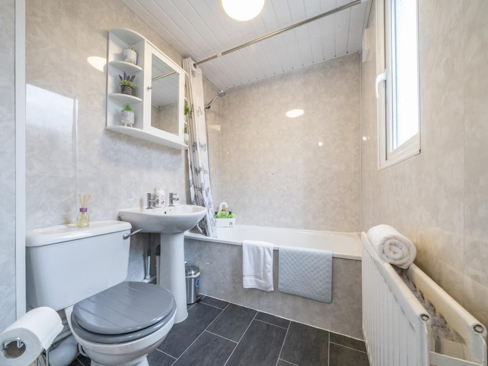Shower, Toilet, Bathroom, Other, Bath, towels