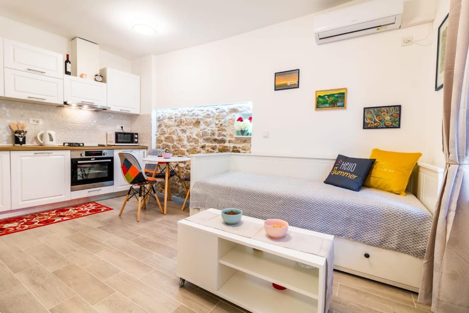 Kitchen or kitchenette, Seating area, Dining area