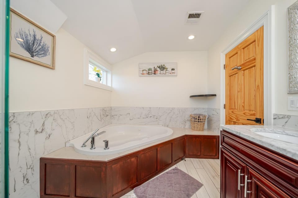 Chic 3BR & 2BA Quincy House w Balcony, Garden, Laundry & Pet Friendly 383 Apartment in Quincy