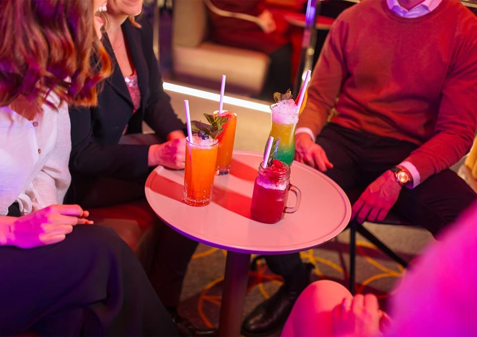 People, Nightclub / DJ, Evening entertainment, Drinks, Alcoholic drinks