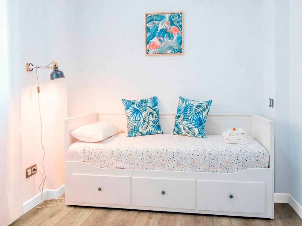 Bed, Living room, Photo of the whole room, Seating area, Bedroom