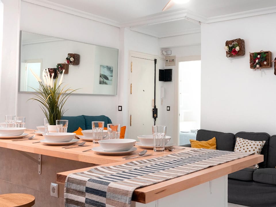 TV and multimedia, Kitchen or kitchenette, Living room, Seating area, Dining area