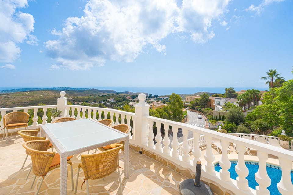 Property building, Balcony/Terrace, Living room