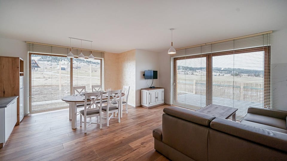 TV and multimedia, Living room, Seating area, Dining area