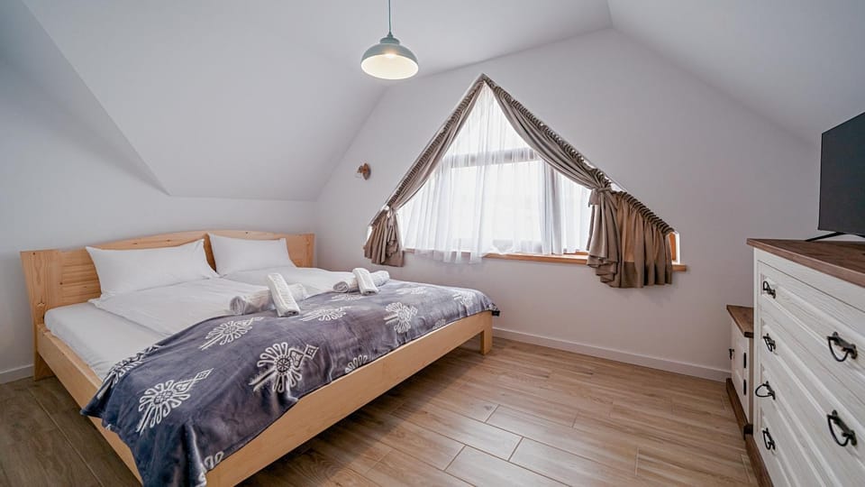 Bed, TV and multimedia, Bedroom