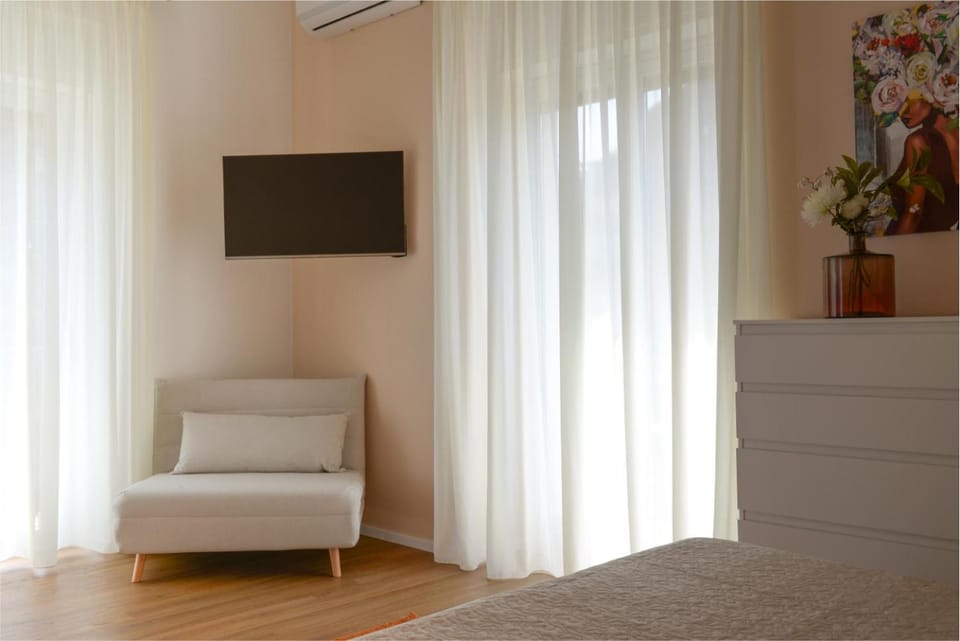 Bed, TV and multimedia, Photo of the whole room, Bedroom