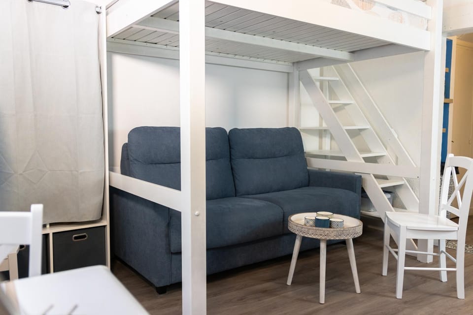 Living room, Seating area, bunk bed