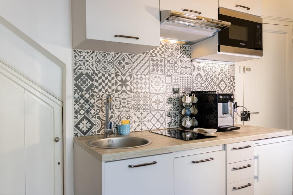Kitchen or kitchenette