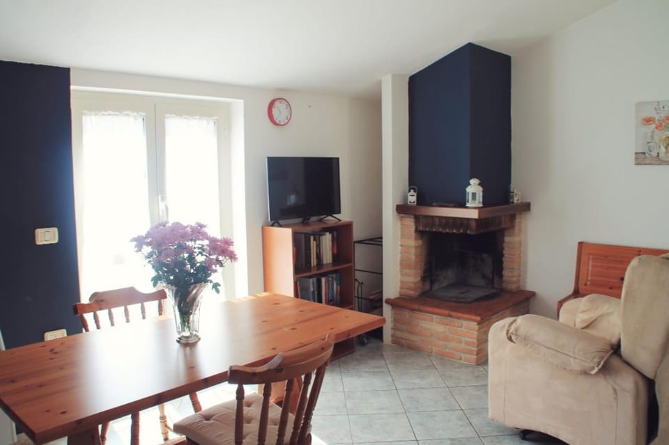 TV and multimedia, Living room, Seating area, Dining area