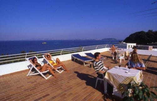 Balcony/Terrace, Sea view, Sunset, group of guests