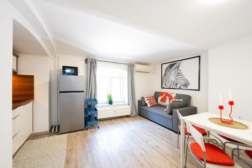 Kitchen or kitchenette, Living room, Seating area, Dining area