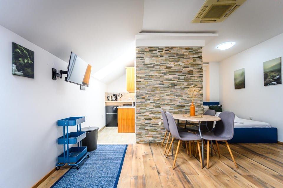 TV and multimedia, Seating area, Dining area