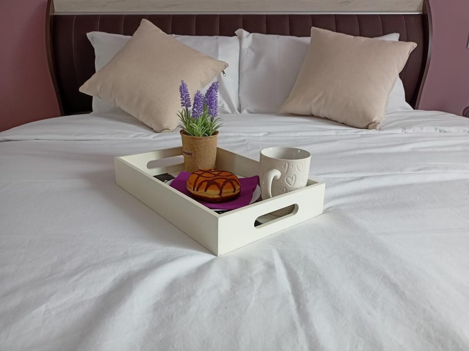 Bed, Bedroom, Drinks, Alcoholic drinks