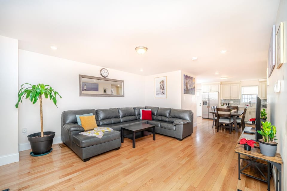 Stunning 3BR Quincy Home w Laundry, Bathtub, near Red Line & Adams NHP 39 Apartment in Quincy