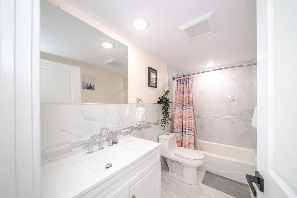 Stunning 3BR Quincy Home w Laundry, Bathtub, near Red Line & Adams NHP 39 Apartment in Quincy