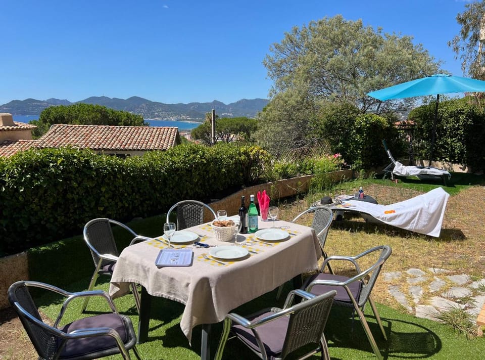 Day, Natural landscape, Garden, Garden, Dining area, sunbed