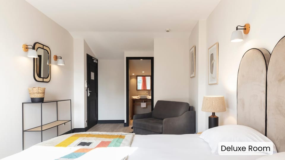 Bed, Photo of the whole room, Seating area, Bedroom, wardrobe
