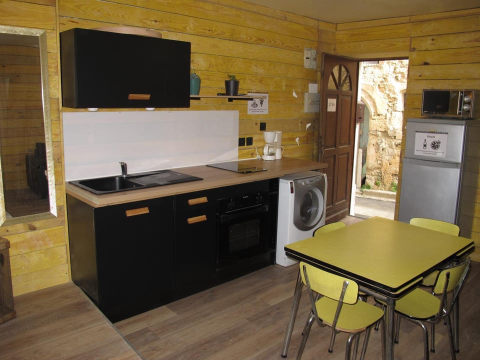 Ambiance chalet T1 bis cosy pour 5 personnes avec patio à 25 mn des plages Apartment in Pézenas