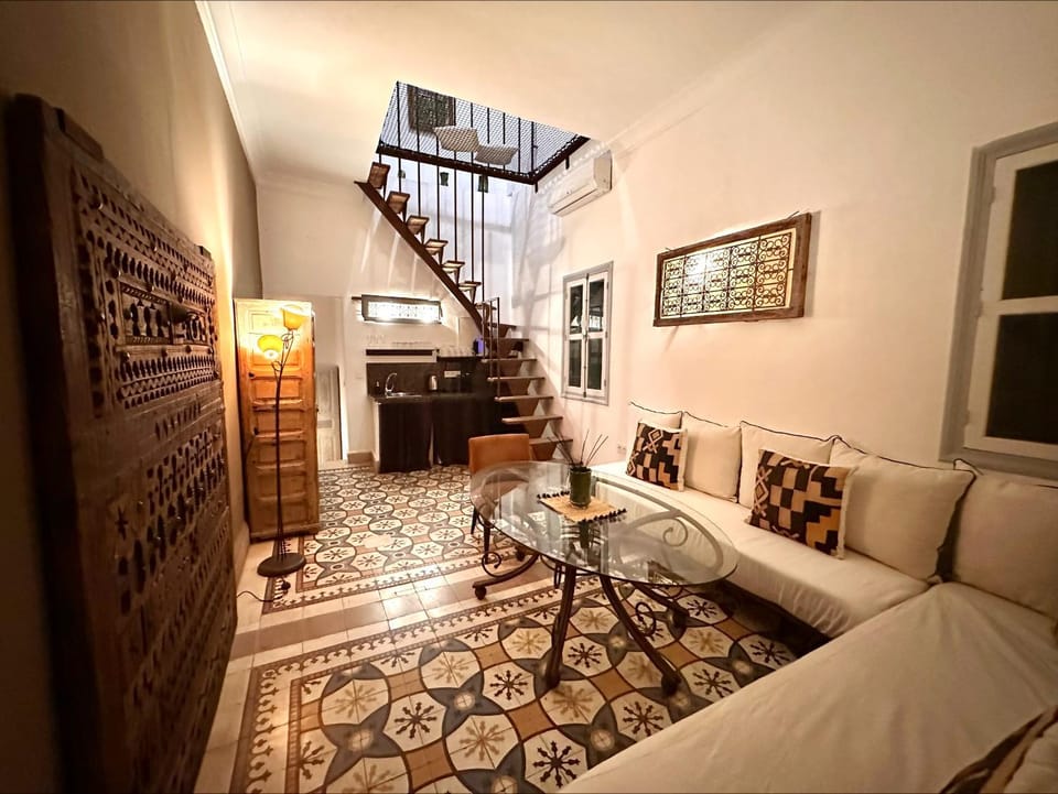 Kitchen or kitchenette, Living room, Seating area, kitchen
