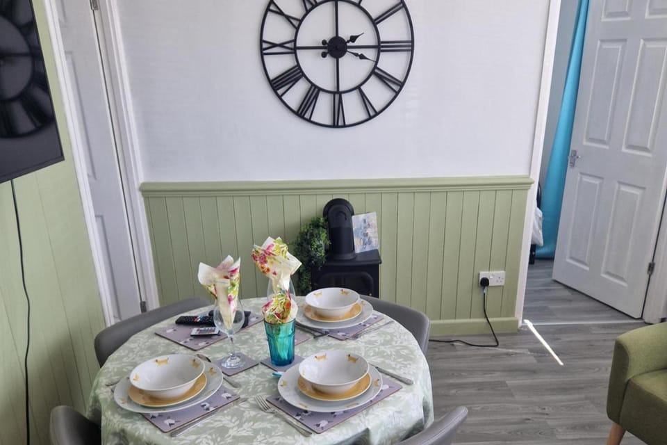 Chalet Ty Lilli Wen -Sleep 6- Pet friendly Chalet in Ferryside