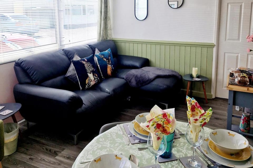 Chalet Ty Lilli Wen -Sleep 6- Pet friendly Chalet in Ferryside