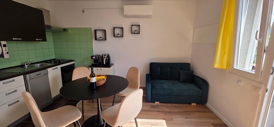 Kitchen or kitchenette, Seating area, Dining area