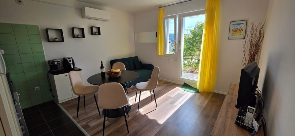 Kitchen or kitchenette, Living room, Dining area