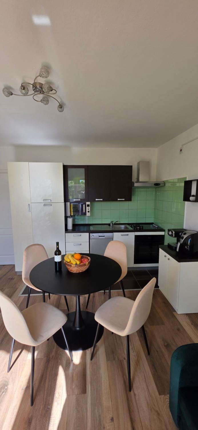 Kitchen or kitchenette, Food and drinks, Dining area, stove