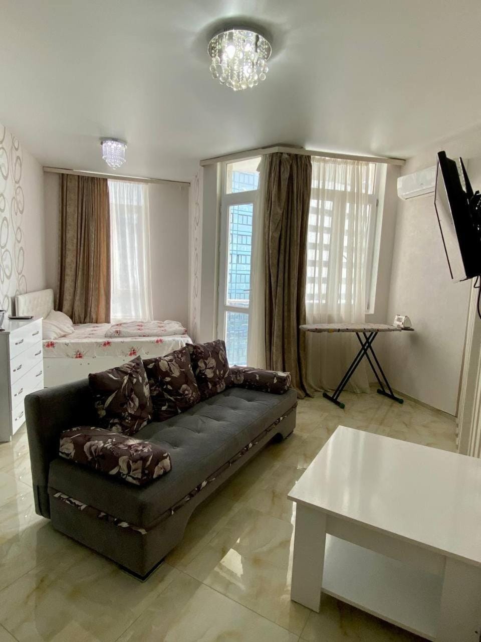 Bed, TV and multimedia, Living room, Photo of the whole room, Seating area, Bedroom
