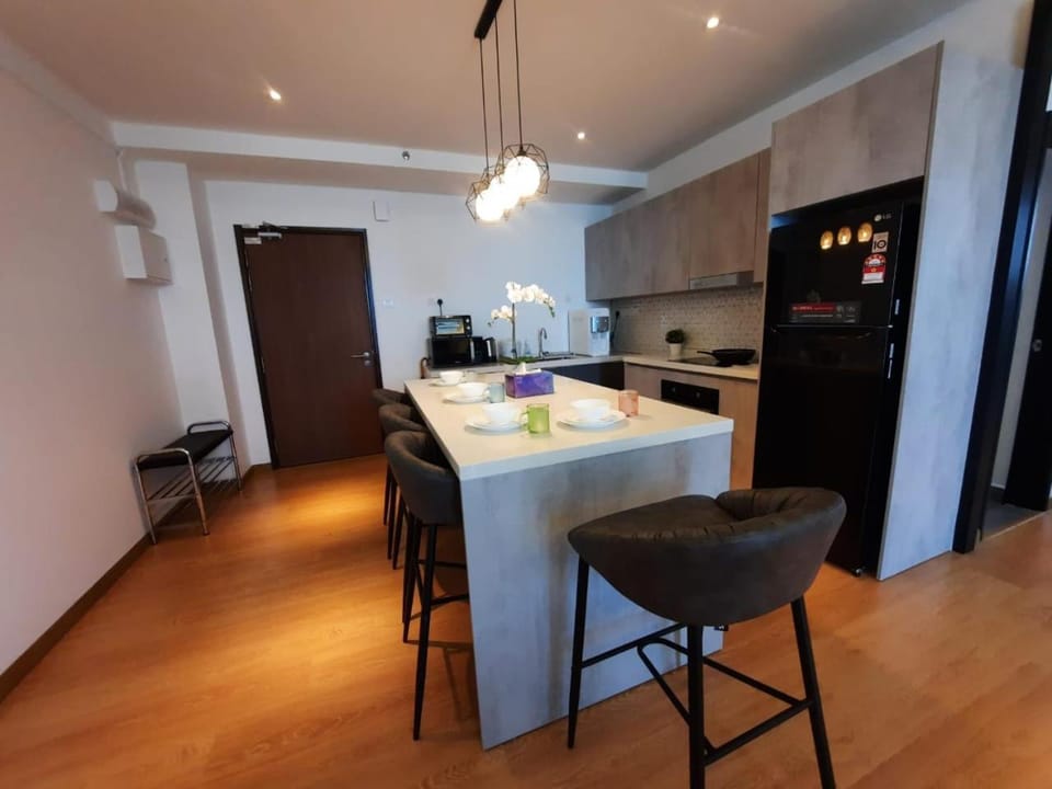 Kitchen or kitchenette, Dining area