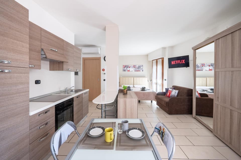 Kitchen or kitchenette, Living room, Seating area, Dining area, Communal kitchen