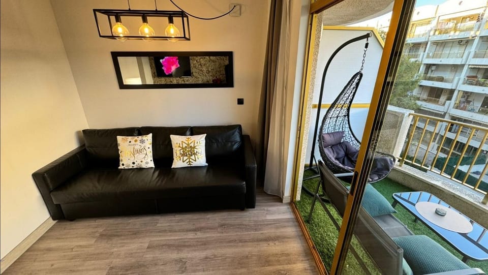 Bed, TV and multimedia, Living room, Photo of the whole room, Seating area