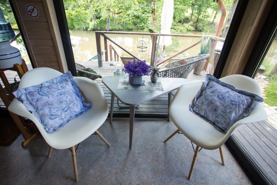 Seating area, Dining area
